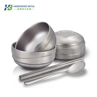 Tīra titāna galda piederumu komplekts